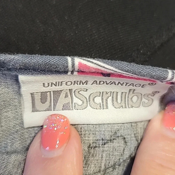 UA Scrubs Uniform Advantage  scrub top - Picture 4 of 5